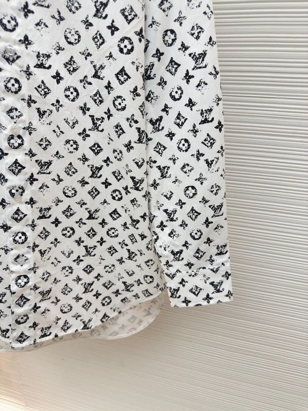 LOUIS VUITTON black full-print shirt ●Authentic product: Purchased and developed by 16612 ●Item number: 1680322-B15 ●Fabric: polyester fiber fabric ●Technology: Positioned cutting machine ●Version: Fitted version ●Weight: about 325 grams ●Size: 34-36-38-40 ●Description: The new shirt is made of soft and light silk-cotton blend, with full-width Monogram cutting to present a rich texture. Contrast buttons and a chest patch pocket add sophisticated details. The overall wiring is straight and delicate, the fabric is comfortable and soft, and the color is consistent without color difference. It can be matched with the same style to create a fashionable look and control various occasions. Customized accessories, complete with three standards, same style for men and women!